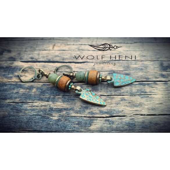 AVAR tribal stílusú fülbevaló bronzos‑türkiz nyílhegy medállal és fa gyöngyökkel