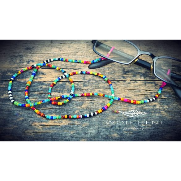 Színes üveggyöngyös szemüveglánc viselve – bohém, praktikus megoldás