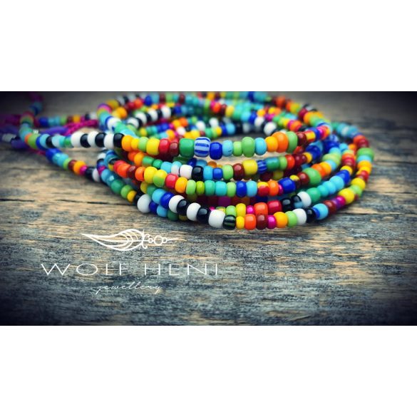 BARKA szemüveglánc közelről – színes üveggyöngyök részletgazdag kézműves fűzése