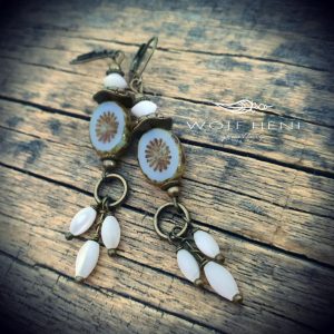 Kézzel készült BOROSTYÁNABLAK fülbevaló Picasso üveggyönggyel és kagylóhéj rizsszem gyöngyökkel – WOLF HENI jewellery