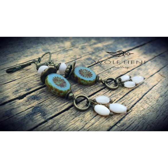 Borostyánfényű table cut Picasso üveggyöngy fülbevaló kagylóhéj gyöngyökkel, bronzos részletekkel