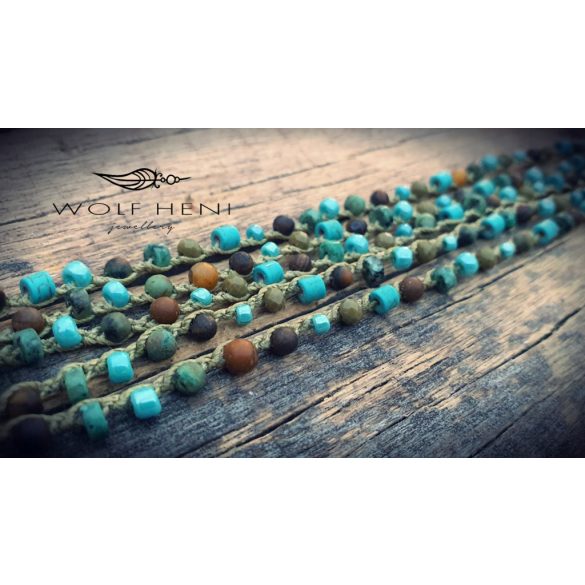 „Kézzel készített ásvány bokalánc türkinit és üveggyöngy kombinációval.”