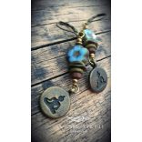 CSENDVIRÁG fülbevaló kék virágmotívummal, Picasso és table cut üveggyöngyökkel