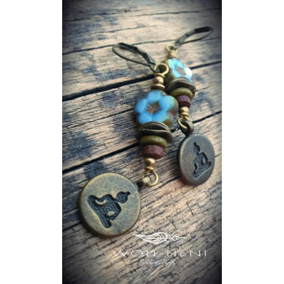 CSENDVIRÁG fülbevaló kék virágmotívummal, Picasso és table cut üveggyöngyökkel