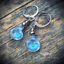  frozen-jegcsepp-fulbevalo-rozsdamentes-acel-wolf-heni.jpg ALT:   „FROZEN jégcsap‑olvadás ihlette fülbevaló galvanizált csepp üveggyönggyel és rozsdamentes acél kiegészítőkkel – WOLF HENI jewellery