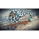 „Patinás amazonit fókuszgyöngy és hasított bőrszálak a MIRAPRESA medálrészben”