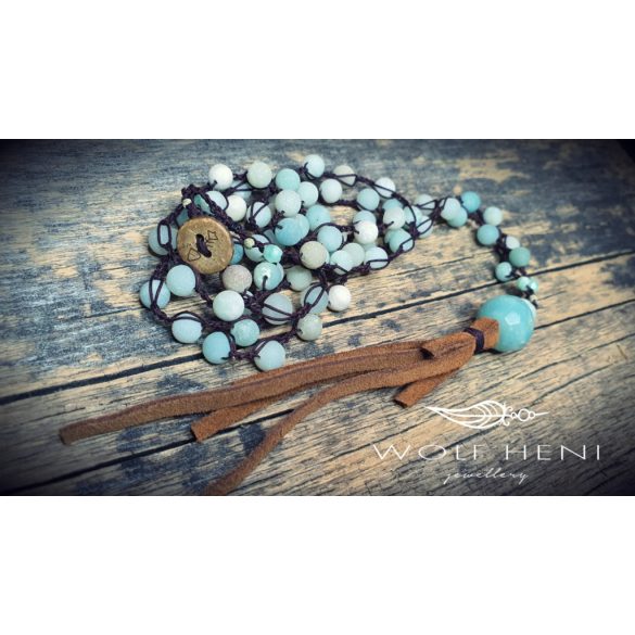 „Patinás amazonit fókuszgyöngy és hasított bőrszálak a MIRAPRESA medálrészben”