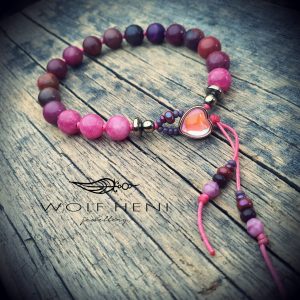  Kézműves sugilit karkötő csomózott zsinórral és aranyozott hematittal