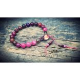  Aszimmetrikus elrendezésű sugilit karkötő oldalnézetből, kézzel csomózott zsinóron