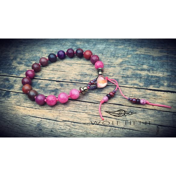  Aszimmetrikus elrendezésű sugilit karkötő oldalnézetből, kézzel csomózott zsinóron