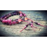 Ergonomikusan illeszkedő kézműves sugilit karkötő csuklón viselve