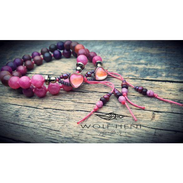 Ergonomikusan illeszkedő kézműves sugilit karkötő csuklón viselve