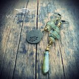 „Páfrány aszimmetrikus fülbevaló prehnit ásvánnyal és sárgarézzel”