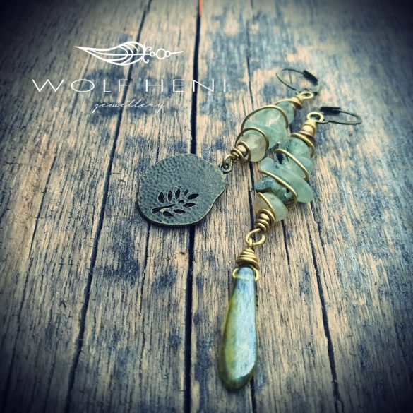 „Páfrány aszimmetrikus fülbevaló prehnit ásvánnyal és sárgarézzel”