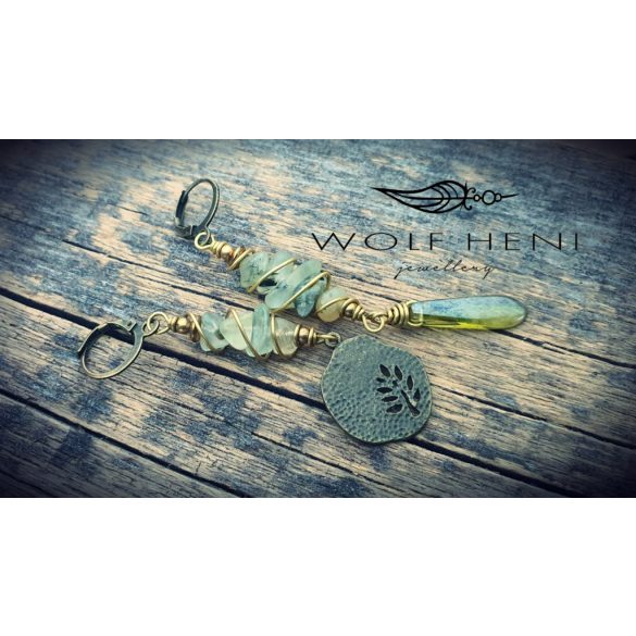 „Prehnit ásvány részletfotó a Páfrány kézzel készült fülbevalón”