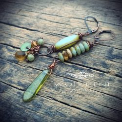 Aszimmetrikus fülbevaló Picasso gyöngyökkel és vörösrézdróttal