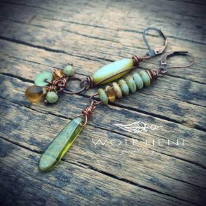 Aszimmetrikus fülbevaló Picasso gyöngyökkel és vörösrézdróttal