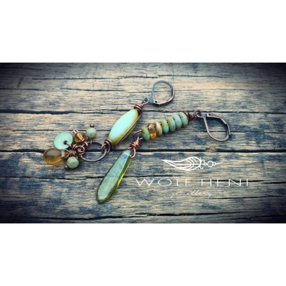 Páratlan fülbevaló zöld és borostyán árnyalatokkal