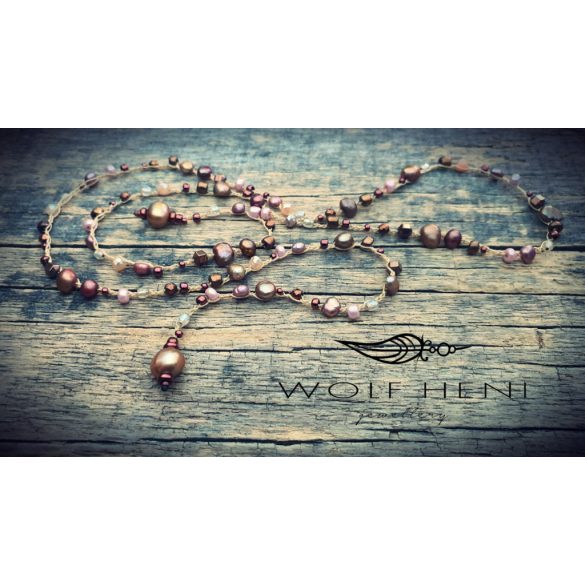 „Édesvízi igazgyöngyök és homokszínű zsinór részletfotója”