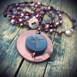 „Vörösrézzel díszített, kagylóhéjra illesztett szitakötős üvegmedál”