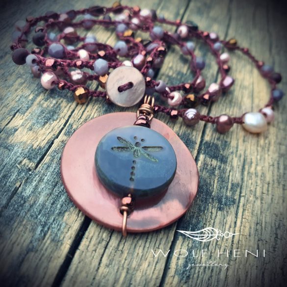 „Vörösrézzel díszített, kagylóhéjra illesztett szitakötős üvegmedál”