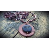 „Részletfotó a PICASSARA kézműves, antik hatású üvegmedáljáról”