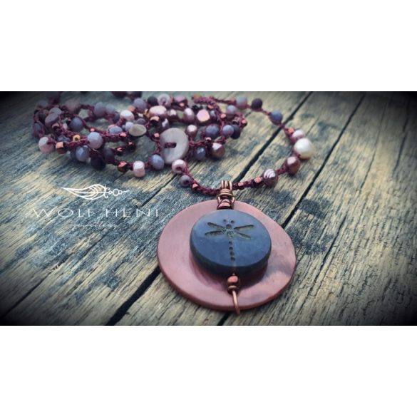 „Részletfotó a PICASSARA kézműves, antik hatású üvegmedáljáról”