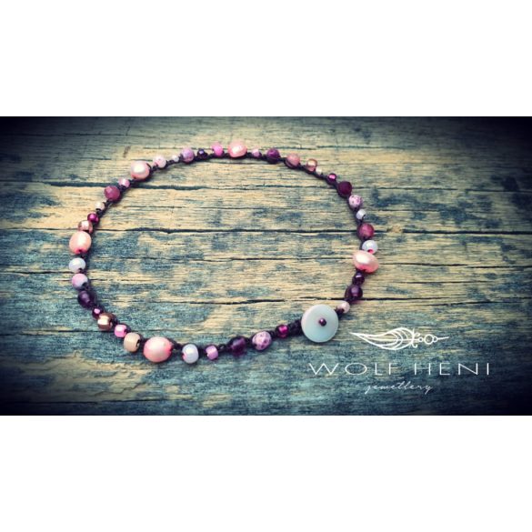 WOLF HENI Playa Rosada bokalánc – nyári hangulatban viselve, kézzel készített ékszer