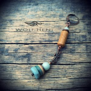 „Seren páratlan fülbevaló larimár ásványkoronggal és fagyönggyel”