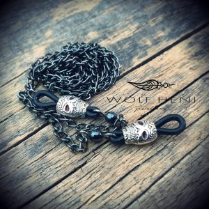 SKULL szemüveglánc gun metal színben, részletgazdag koponya kapcsokkal