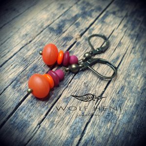 Őszi színű kézműves fülbevaló narancs, vörös és lila gyöngyökkel