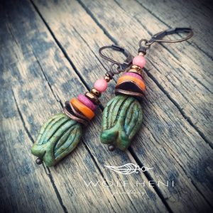 SPRING GREEN tulipán formájú cseh üveggyöngy fülbevaló kagyló és kerámia korongokkal, vörösréz elemekkel – WOLF HENI jewellery