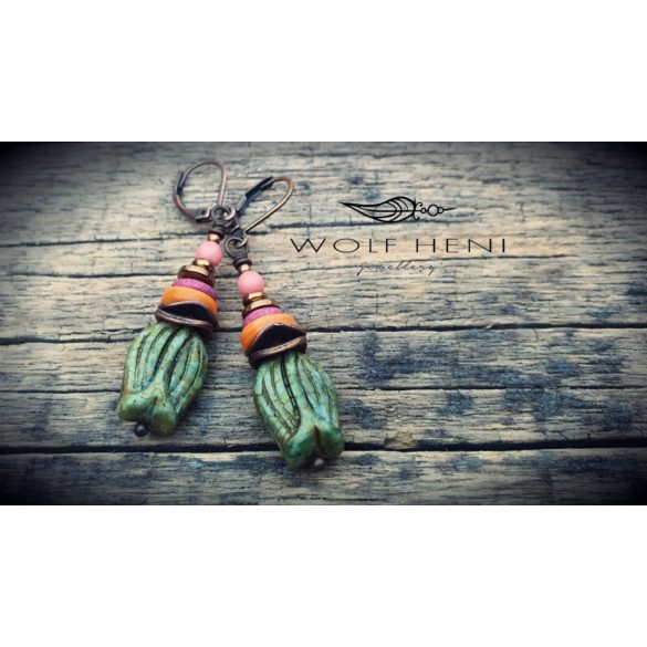 SPRING GREEN kézműves fülbevaló kékeszöld tulipán üveggyönggyel, kagyló és kerámia díszítéssel