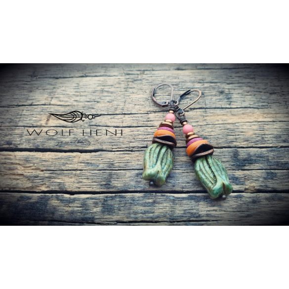 SPRING GREEN boho stílusú tulipán fülbevaló kagyló és kerámia elemekkel, természetes hangulatban