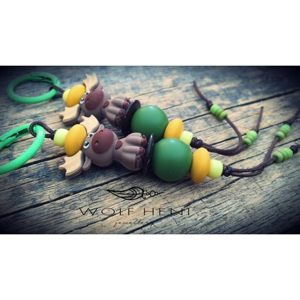 szilikongyöngyös szarvas kulcstartó természetes színekben