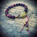  Kézműves sugilit karkötő csomózott zsinórral és aranyozott hematittal