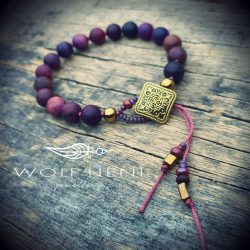  Kézműves sugilit karkötő csomózott zsinórral és aranyozott hematittal