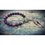  Aszimmetrikus elrendezésű sugilit karkötő oldalnézetből, kézzel csomózott zsinóron