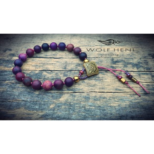  Aszimmetrikus elrendezésű sugilit karkötő oldalnézetből, kézzel csomózott zsinóron