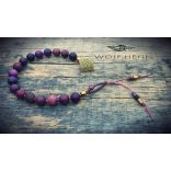 Ergonomikusan illeszkedő kézműves sugilit karkötő csuklón viselve