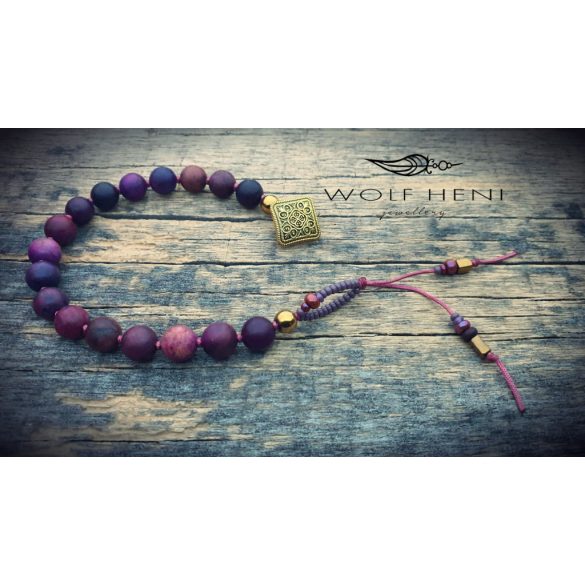 Ergonomikusan illeszkedő kézműves sugilit karkötő csuklón viselve