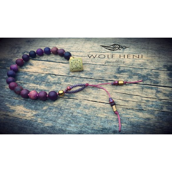 Kigombolt állapotú kézműves sugilit karkötő teljes hosszban