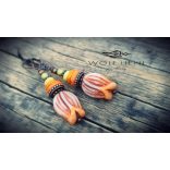 SZÍNTÖRŐ kézműves fülbevaló narancsos cirmos tulipán üveggyönggyel és kerámia elemekkel