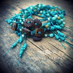 „Kézműves, fémmentes TAVIRA karkötő kék tigrisszemmel és türkinit ásványokkal.”