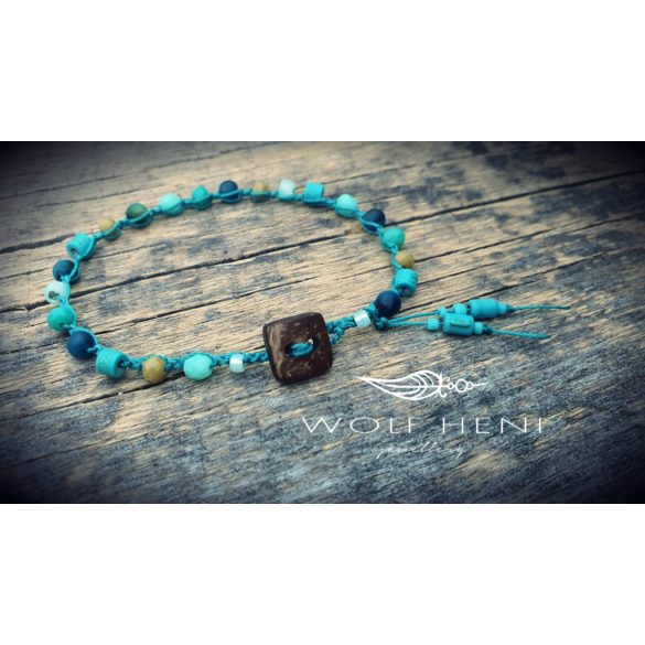 „Természetes, fémmentes karkötő türkiz árnyalatokkal és kókuszhéj gombzárral.”