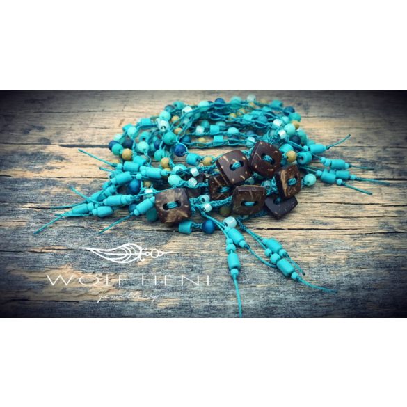 „Bohém stílusú, kézzel készített ásvány karkötő mediterrán színvilággal.”