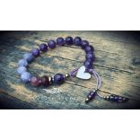  Természetes ásványkarkötő hangulatfotón – kézműves részletekkel és nyugalmat sugárzó színvilággal