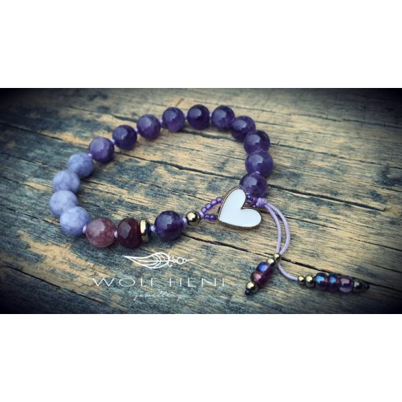  Természetes ásványkarkötő hangulatfotón – kézműves részletekkel és nyugalmat sugárzó színvilággal