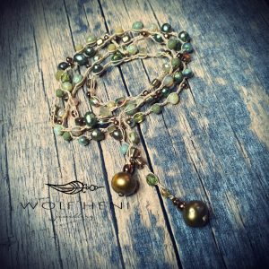 „VERDESSA kézzel készült igazgyöngyös és achátos nyaklánc zöld‑khaki árnyalatokban”