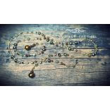 „Csiszolt achát ásványok és üveggyöngyök részletfotója a VERDESSA ékszeren”